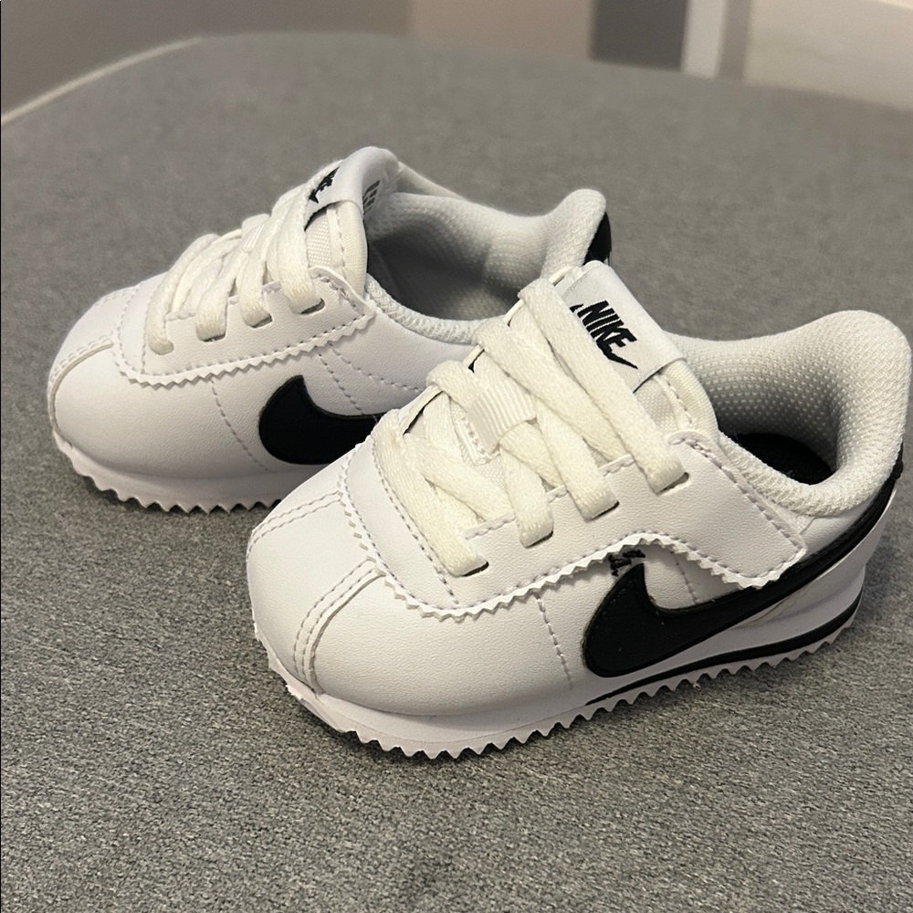 Nike White and Black Sneakers Classic Retro Design